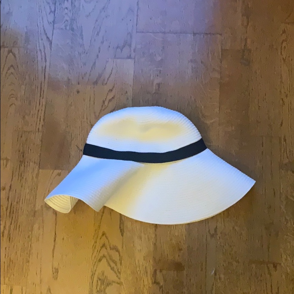 White beach hat